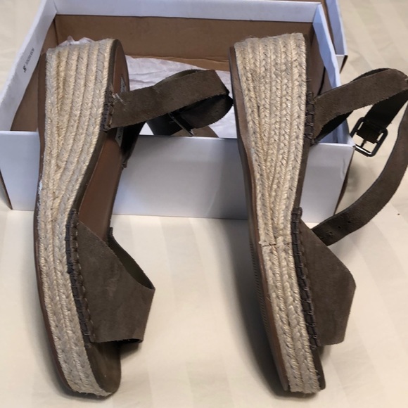 Sandals - Picture 3 of 4